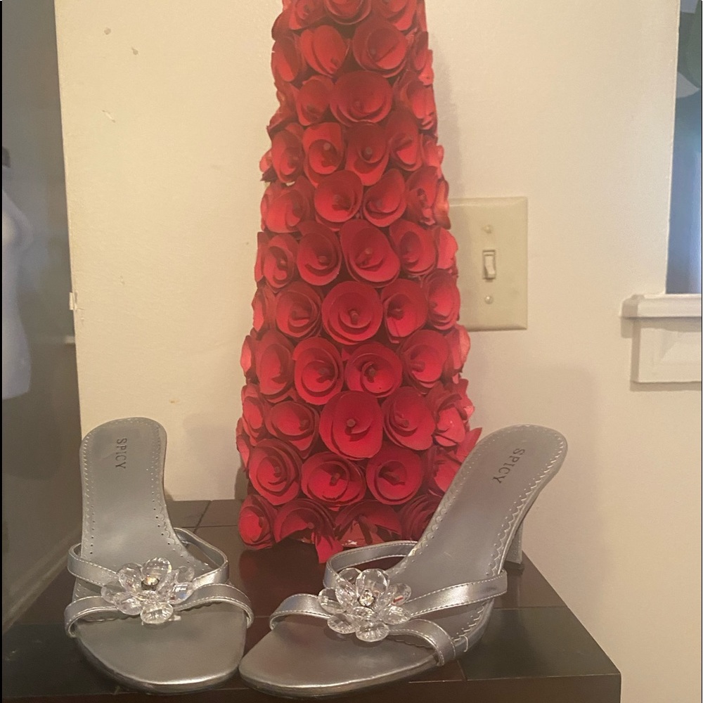 Spicy silver bow slide sz 8